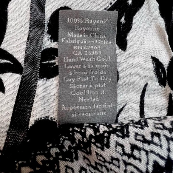 Vince Camuto Bird Floral Kimono Fringe Black and White One Size Stunning 🕊️🖤🤍 - Picture 4 of 5